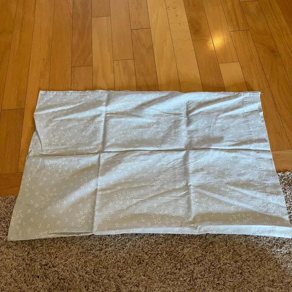 Threshold Twin XL bundle - 1 pillowcase, 1 flat sheet, 1 fitted sheet, 1 cover - Picture 3 of 8